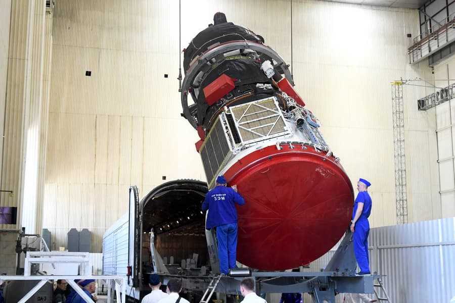 На Байконуре развернулась бурная деятельность: «Прогресс МС-34» готовят к полету, «Прогресс МС-35» отправился на космодром - 1